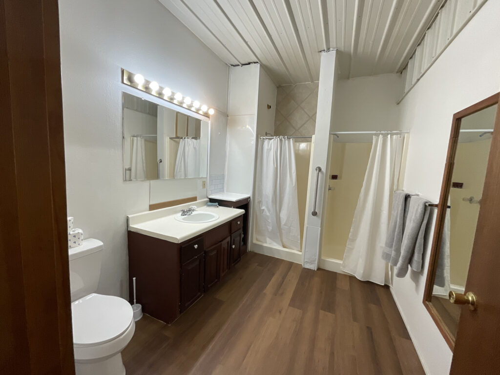 Website - Spacious and Efficient Bathroom